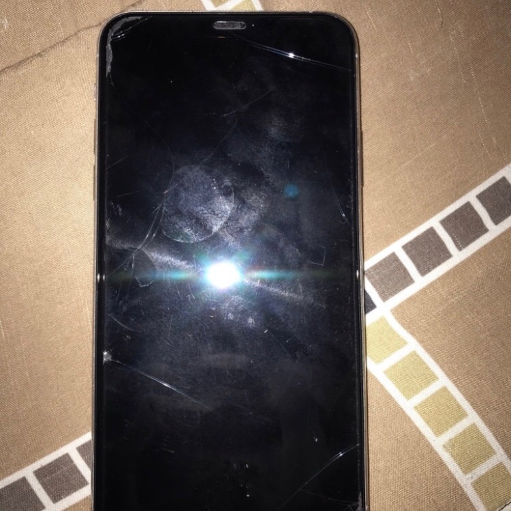iPhone 11 pro - Picture 2 of 2